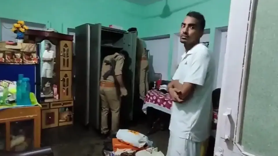 Fatehpur News: रिटायर्ड कैप्टन के घर चोरी के बाद जांच करती पुलिस